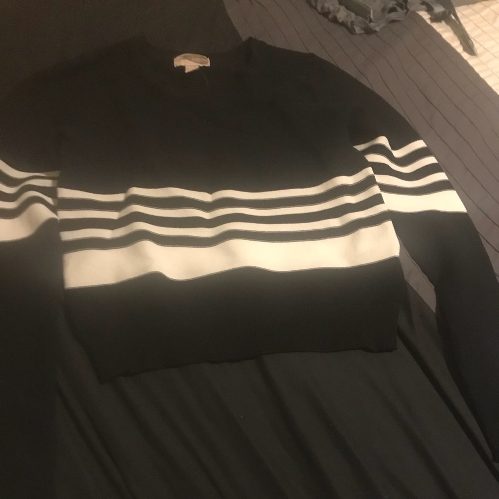 Black Forever 21 Cropped Sweater